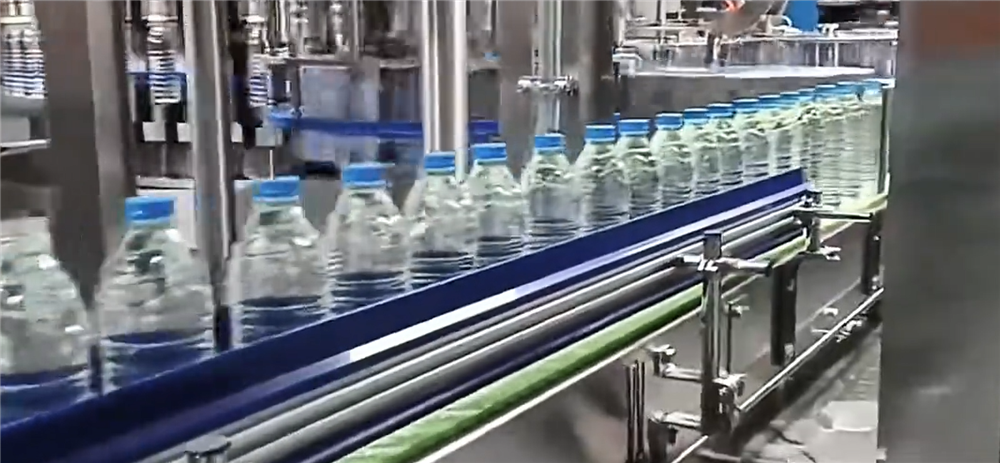 吉拓機(jī)械：吹灌旋全自動(dòng)灌裝機(jī)