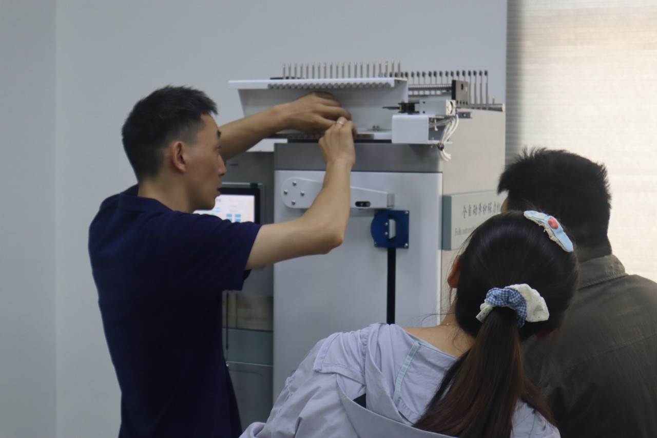 全自动单纱强力机：客户到访上海程斯参观考察设备